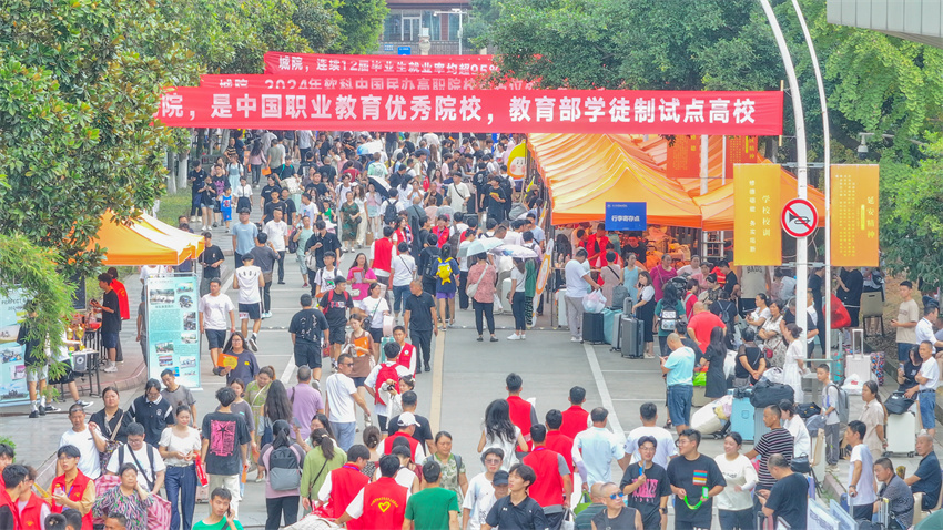 挥汗如雨战高温，学校上下忙迎新